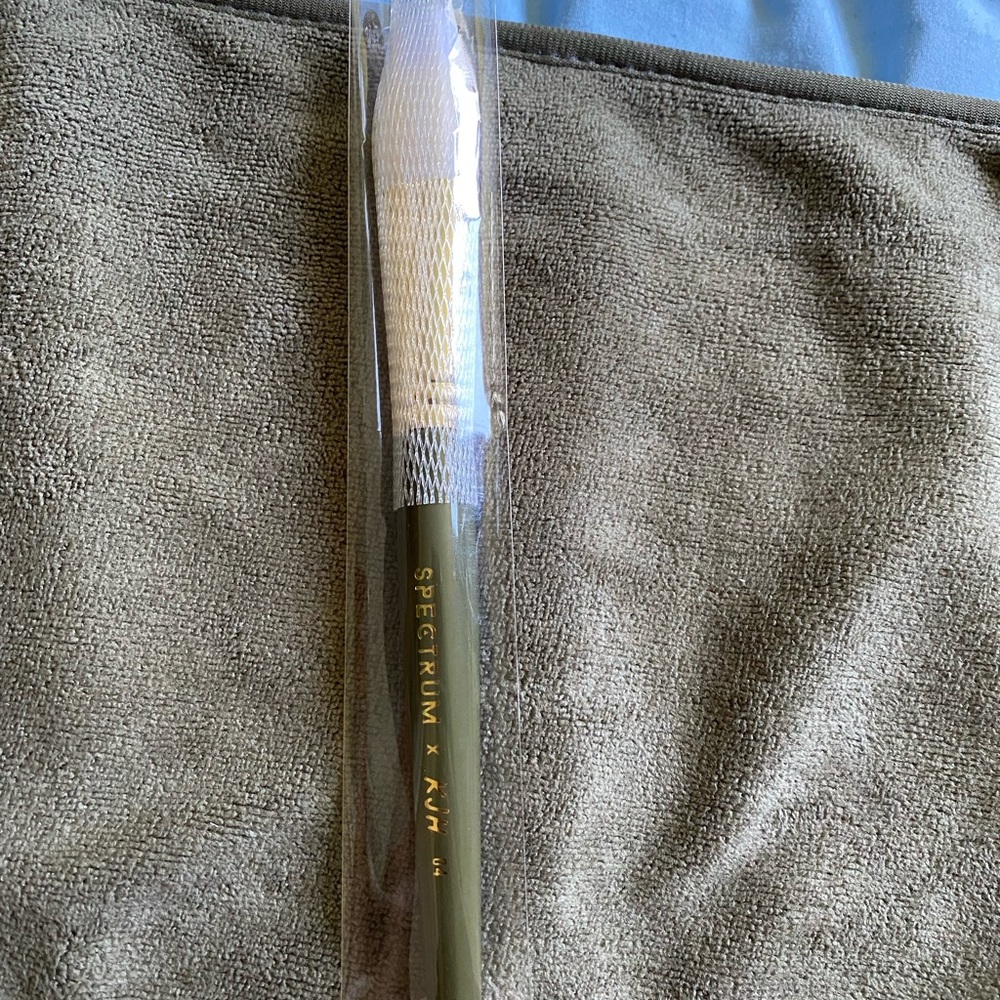 KJH x spectrum brush no. 4